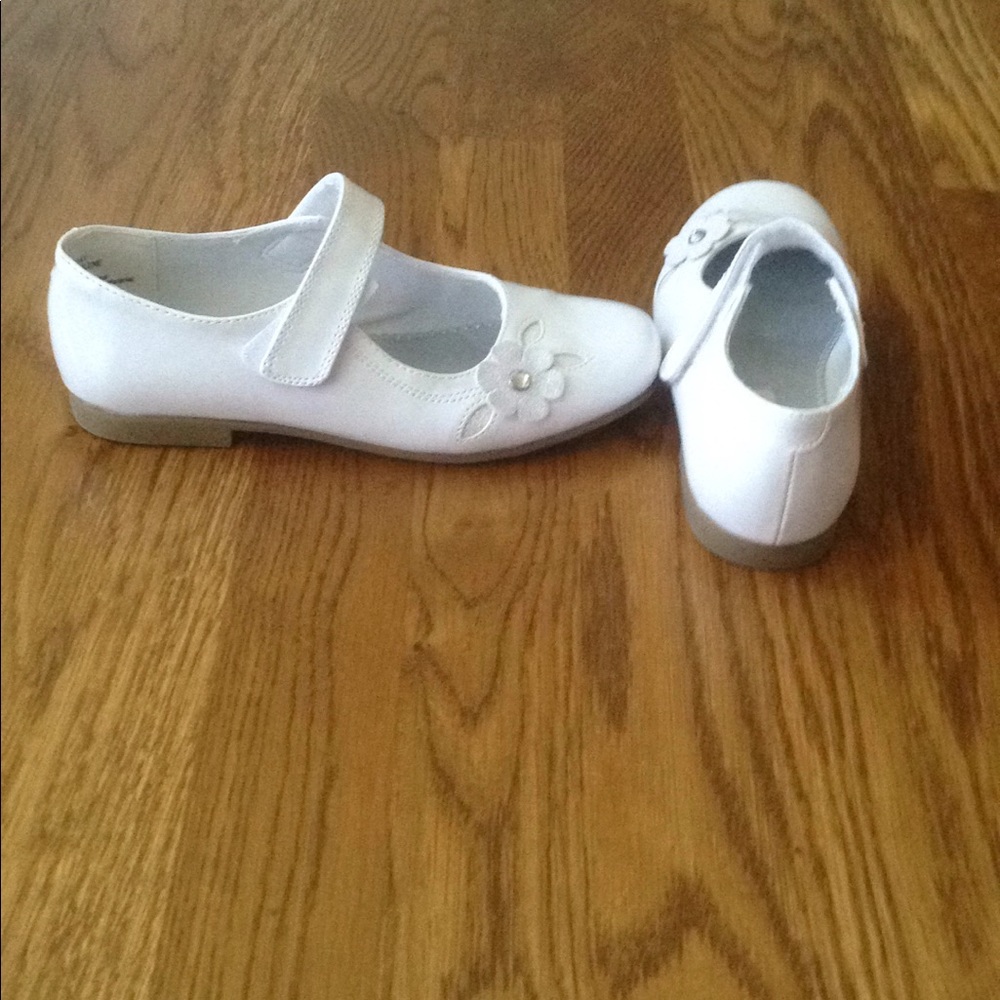 These are white dress shoes good condition .😊